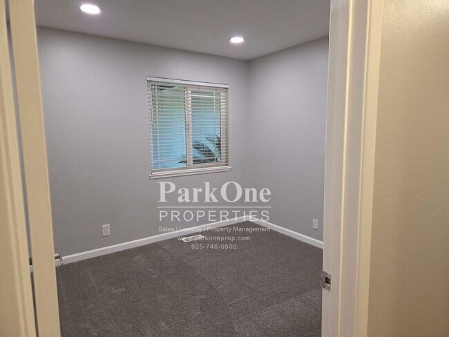 Building Photo - 1500 Fieldcrest Dr
