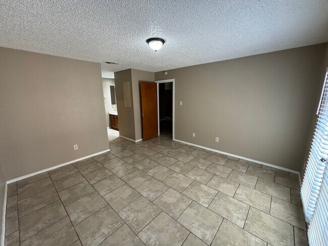 Building Photo - 2 bed 2 bath townhome
