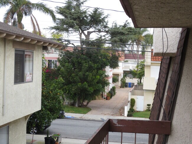 Building Photo - 2220 Huntington Ln