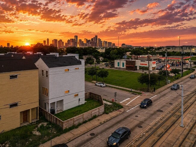 Building Photo - 3468 Bremond St