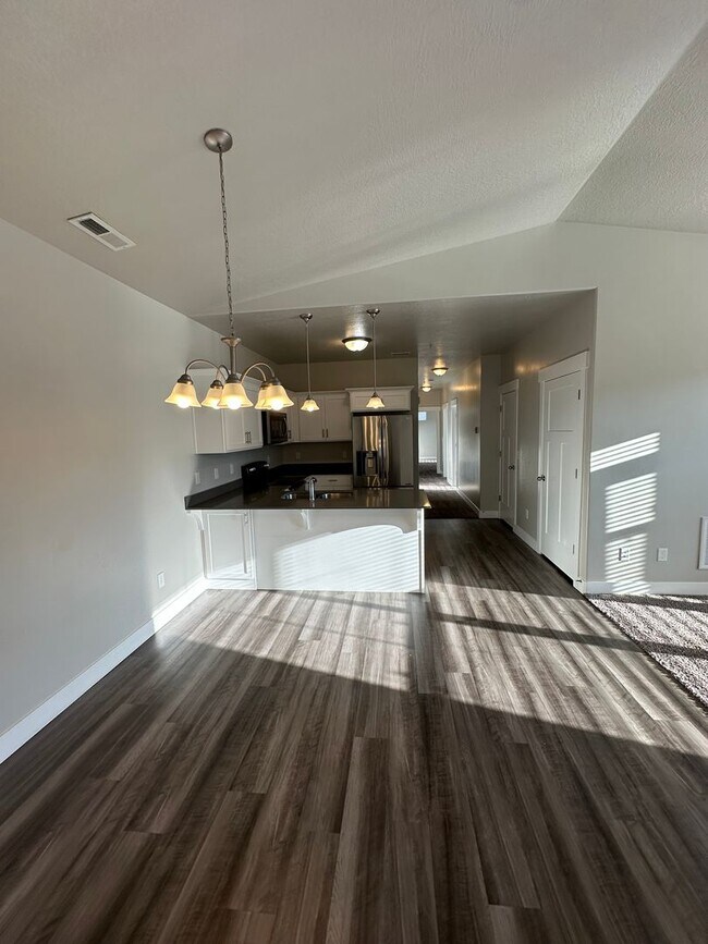 Building Photo - Bright and Modern 3 Bed Condo in Prime Location with Pool & Clubhouse!!