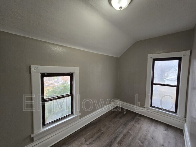 Building Photo - 214 Edwards St