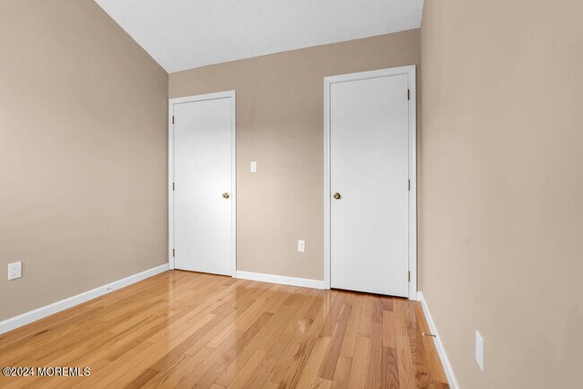 Building Photo - 87 Richmond Ct S