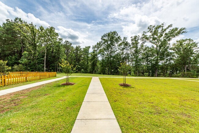 Building Photo - 4 Bedroom, 3.5 Bathroom Townhome in Foxbank Plantation - Moncks Corner