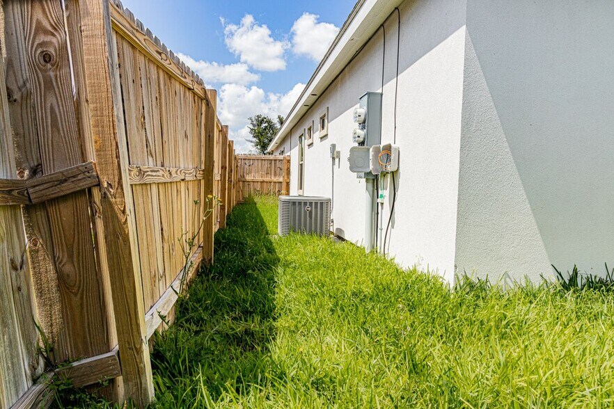 Building Photo - 5808 Sandpiper Ave