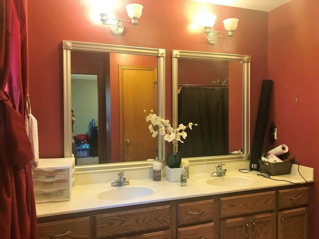 Building Photo - Fenced-in Yard + West Side of Manhattan + Washer & Dryer Included + 2-Car Garage! Available July ...