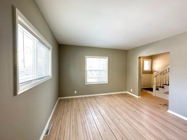 Building Photo - AVAILABLE JUNE - 5 Bed, 2 Bath Newly Renovated Home