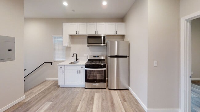Building Photo - Remodeled 3BD/1BA!! Private Deck