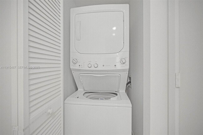 Building Photo - 121 NE 34th St