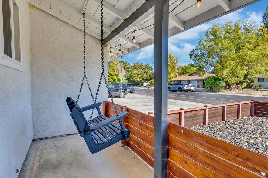 Building Photo - 6836 S Land Park Dr