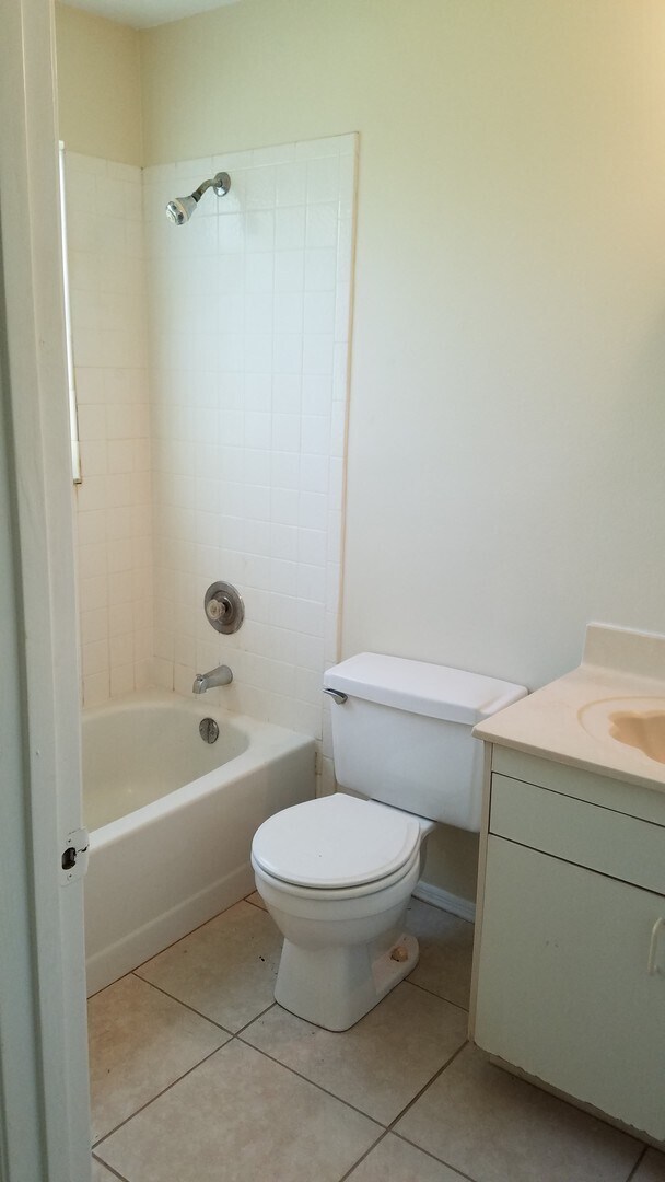 Building Photo - Nice 3 Bedroom 2 Bath home with Large Yard  Close to Jupiter Elementary