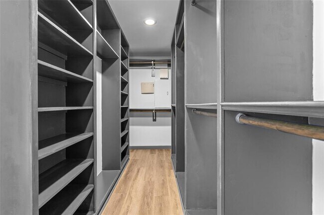 Building Photo - 811 Robin St
