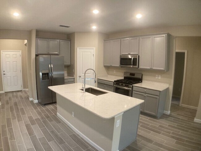 Building Photo - Stylish & Low-Maintenance Living in Oakleaf Community