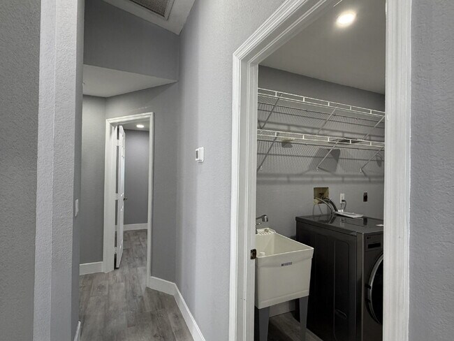 Building Photo - "Charming 3-Bedroom Retreat with 2 Full Baths on Aurora St NW!"