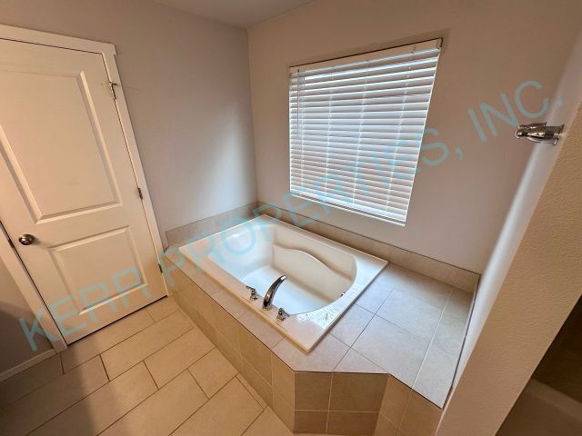Building Photo - Charming 3-Bedroom Haven in Happy Valley - 1814 Sq Ft of Comfort!
