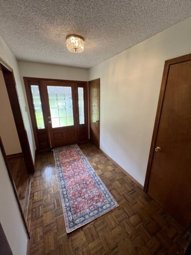 Building Photo - Spacious 4BR Brick Home with Office, Fireplace & Fenced Yard in Parkwood Terrace