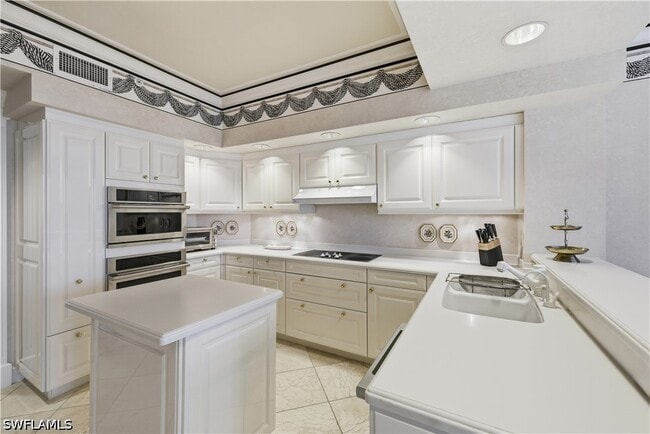 Building Photo - 8990 Bay Colony Dr