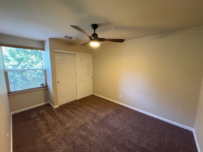 Building Photo - SE Visalia Cul-de-sac Home Available Now!