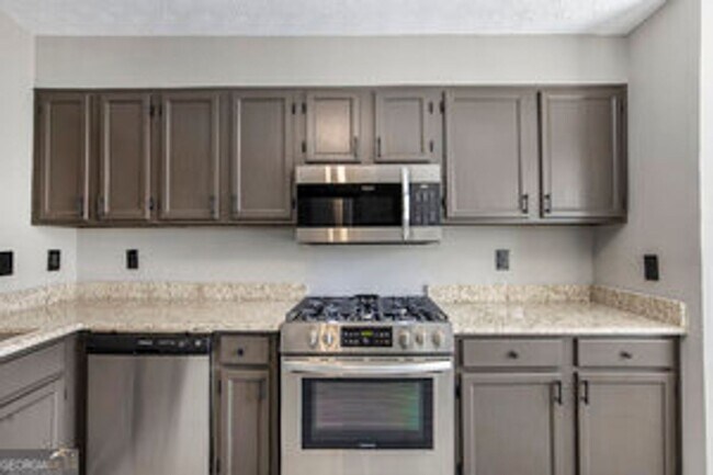Building Photo - Like New! 2 bedroom 2 bathroom end unit co...