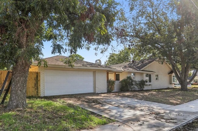 Building Photo - 8014 Meadowcroft Dr