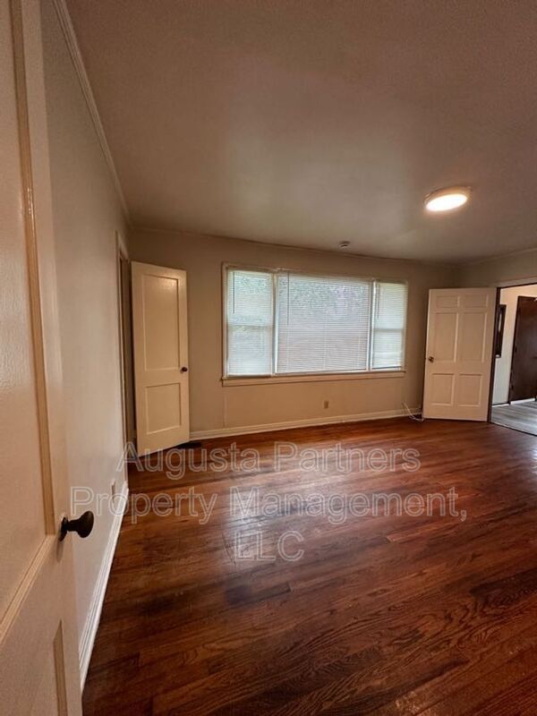 Building Photo - 3224 York Dr