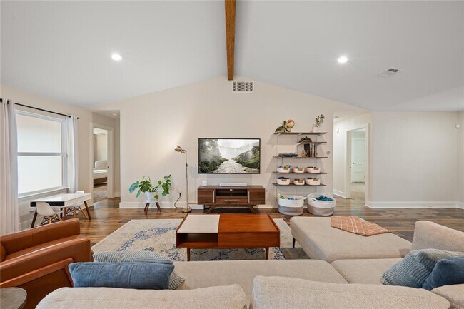 Building Photo - 4902 Pelham Dr