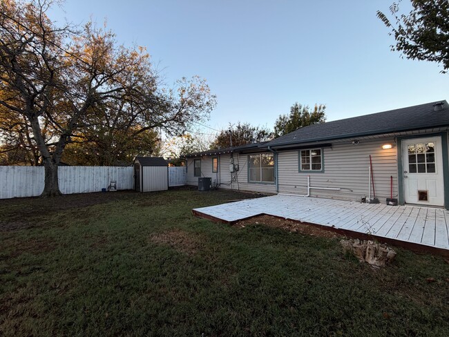 Building Photo - 1105 Highland Dr