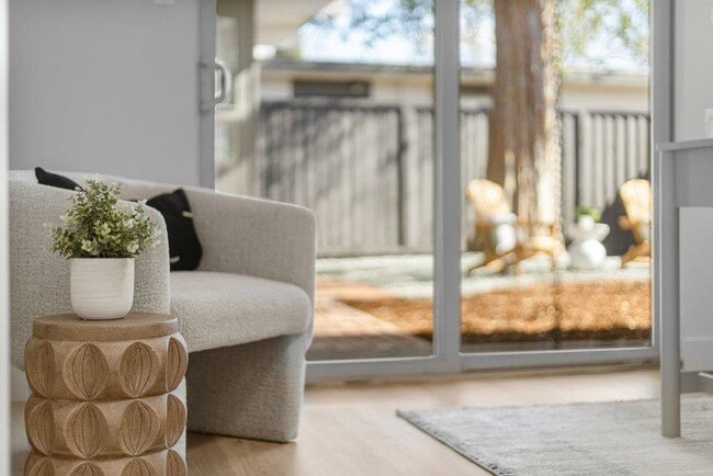 Building Photo - 729 Stendhal Ln