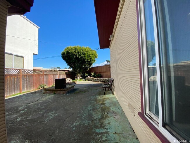 Building Photo - 67 Parkwood Dr
