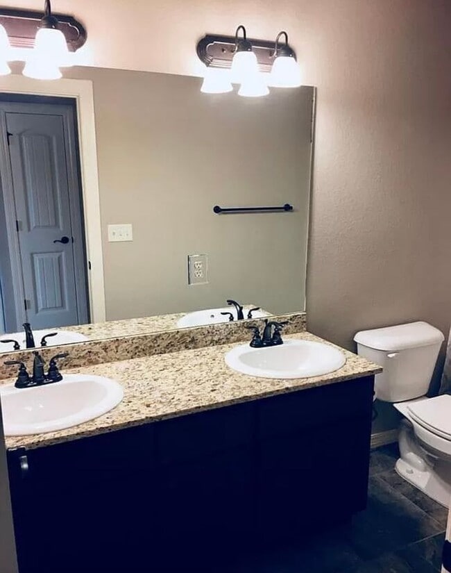 Building Photo - Available August 1st! Two-Story 3 Bedroom, 2.5 Bathroom in the center of Fayetteville