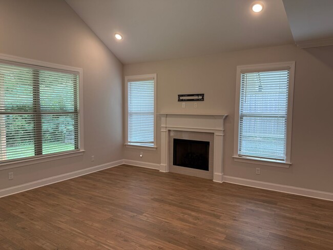 Building Photo - Easy access in Red Bank
