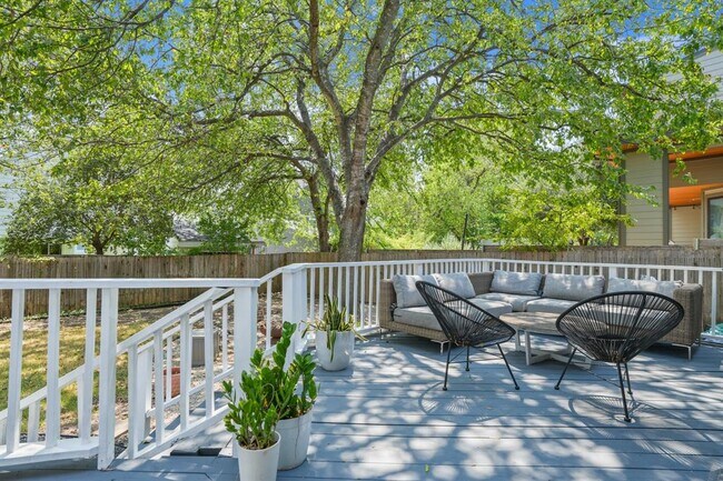 Building Photo - 2501 Del Curto Rd