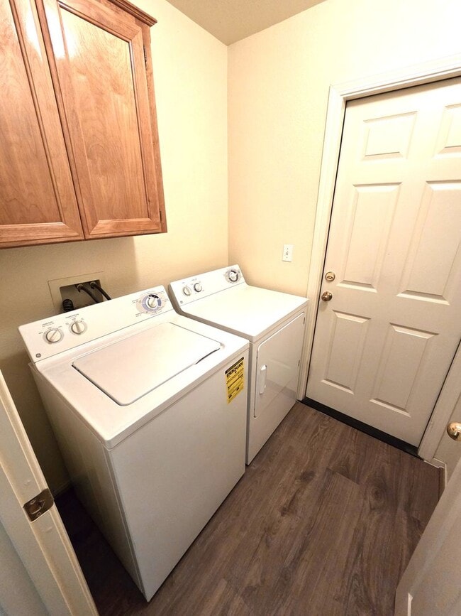 Building Photo - Immaculate 3 Bedroom 2 Bath Home