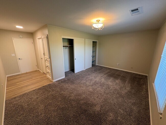 Building Photo - Beautiful Home with solar Rent Ready!