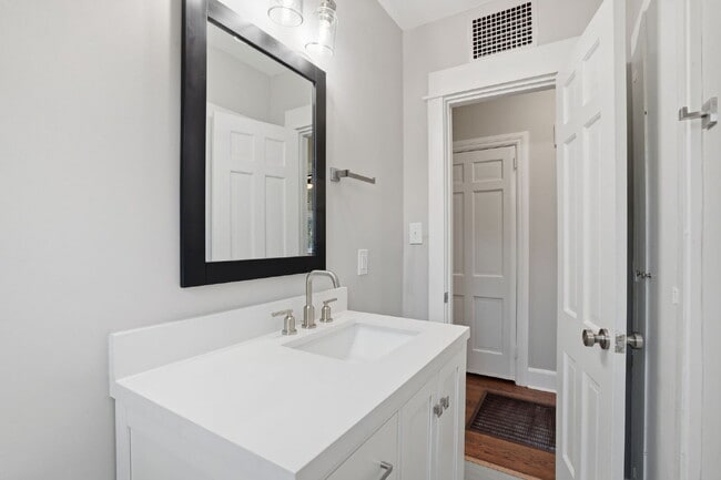 Building Photo - 32 Moore Dr