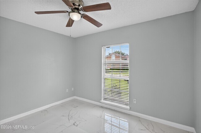 Building Photo - 490 Hillside Dr