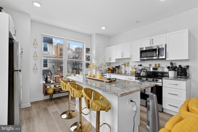 Building Photo - 2352 W Thompson St