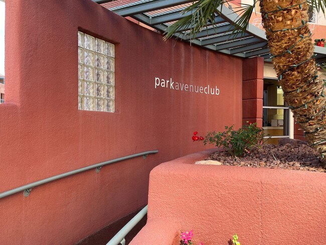Building Photo - 1 bed, 1 bath condo in guard gated community!