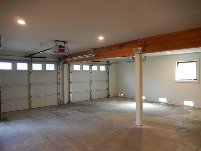 Building Photo - 1,188 Square Foot Recently built custom Cr...
