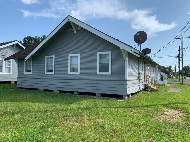 Building Photo - 1107 Avenue A