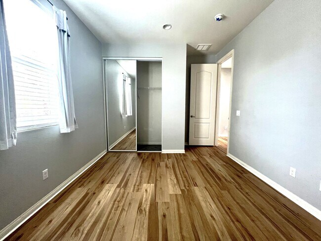 Building Photo - Modern Eastvale Home | 3 Bed | 2.5 Bath | 2-Car Garage | Pool & Gym | Solar Panels