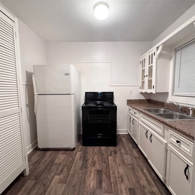 Building Photo - 215 S Commerce St