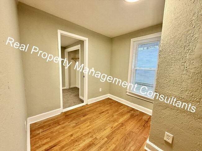 Building Photo - Updated 3-Bedroom Duplex in Kansas City, KS