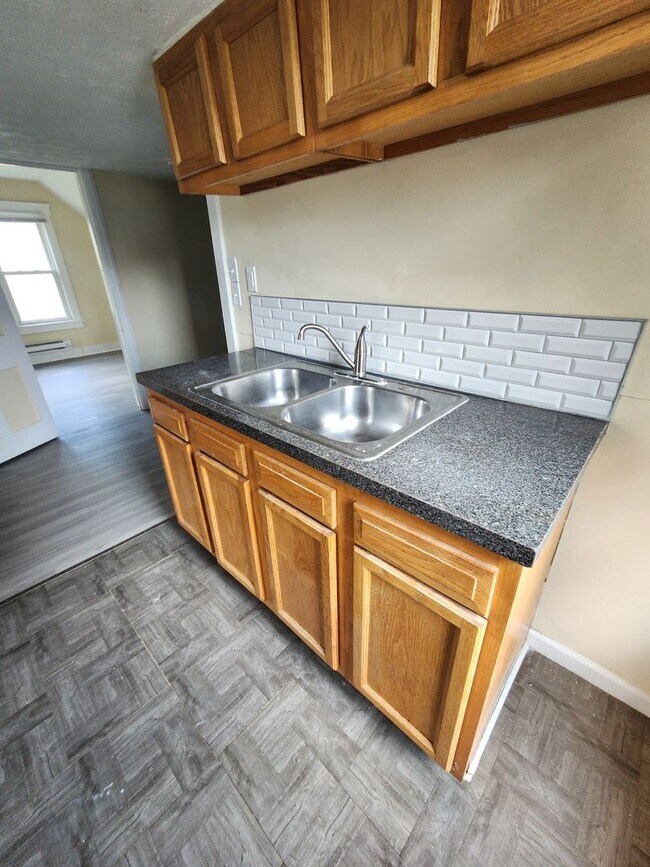 Building Photo - One Bedroom Clean Apt For Rent