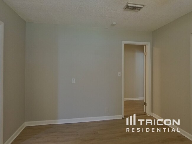 Building Photo - 10206 Deepbrook Dr
