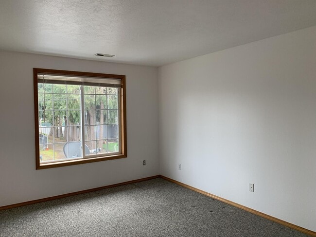 Building Photo - 2135 SE 90th Ave