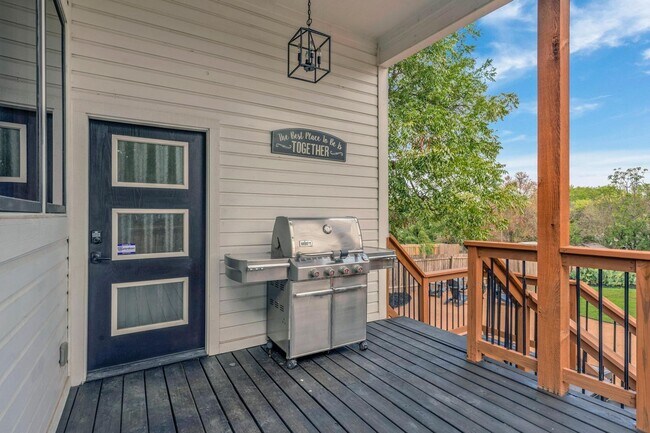 Building Photo - Fully Furnished Sleeps 8 with 3 Full Bedrooms and 3 full baths  Parking behind the secured gate