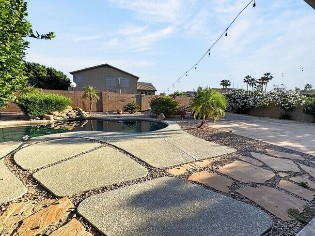 Building Photo - Charming 4 Bedrooms/ 3.5 Bath Home in Desirable Fox Crossing!!