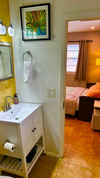 Building Photo - 1035 - 1037-1037 NE 32nd St