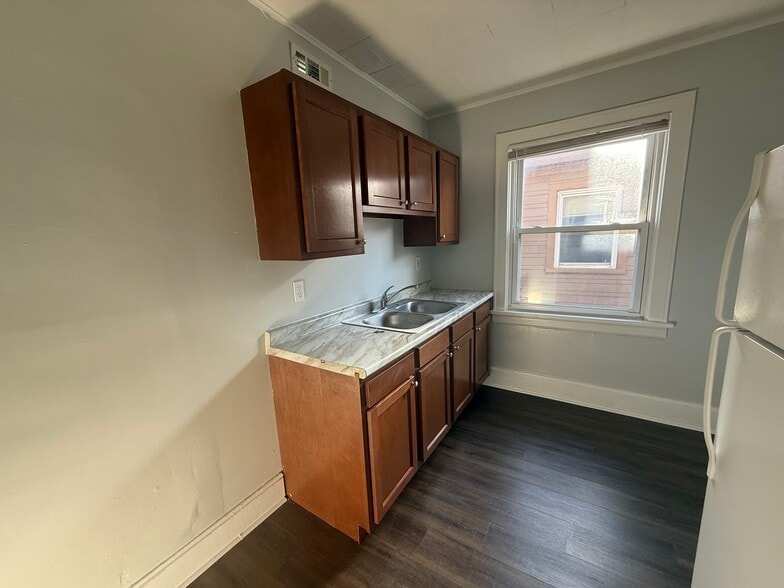 Kitchen - 7008 Plainfield Rd